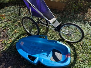 lot 78 image: Runners Stroller & Plastic Winter Sled