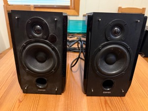lot 9 image: Edifier Speakers R-1850DB