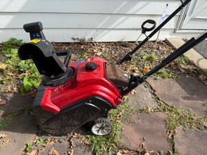 lot 47 image: Toro Power Clear 87CC 4-Cycle 18 Wide Snowblower