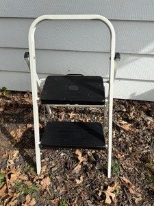 lot 32 image: Heavy Duty--2 Step Step Ladder