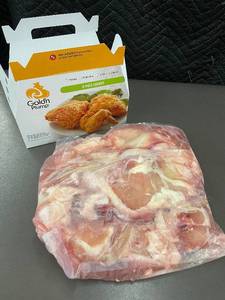 lot 44 image: Goldn Plump 8-Piece Fresh Chicken Pack