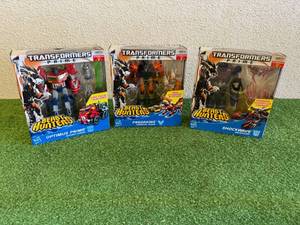 lot 46 image: Transformers Prime Beast Hunters Optimus Prime, Predaking & Shockwave