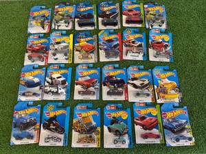lot 47 image: 24 Hot Wheels