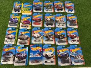 lot 128 image: 24 Hot Wheels