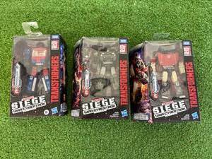 lot 174 image: Transformers Siege Crosshairs, Hound & Sideswipe