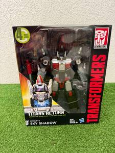 lot 275 image: Transformers Titans Return Leader Class Oninum & Sky Shadow