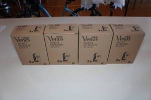 lot 389 image: 12 Gillette Venus Extra Smooth Razors