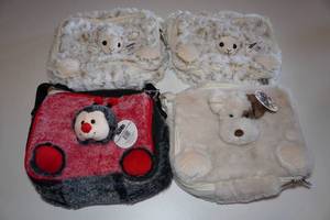 lot 368 image: 4 Plushies Lunch Boxes