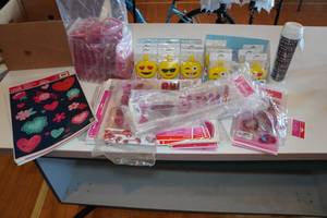 lot 298 image: Emoji Flasks, Valentines Day Dcor and Thermos