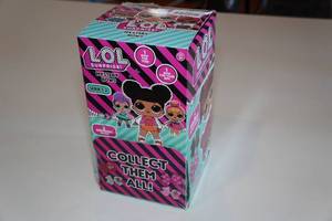 lot 550 image: 8 LOL Surprise Balls in Display Case