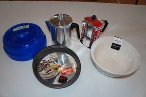 lot 519 image: Assorted Kitchen - Coffee Pots, Mixing Bowl, Pan