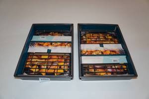 lot 536 image: 2 Chicago Metallic 13x9 Roast Pan