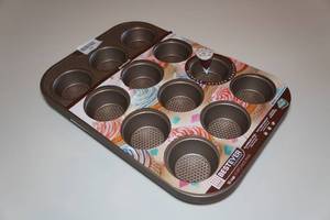 lot 537 image: 5 Goodcook 12-Cup Cupcake Pans