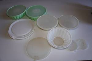 lot 563 image: Vintage Tupperware