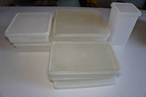 lot 564 image: Vintage Tupperware