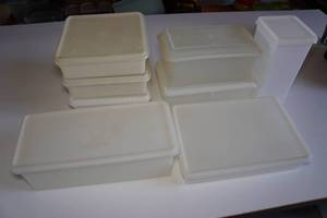 lot 565 image: Vintage Tupperware
