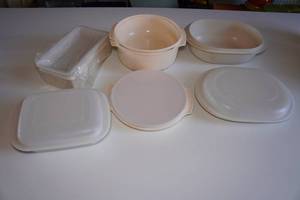lot 566 image: Vintage Tupperware