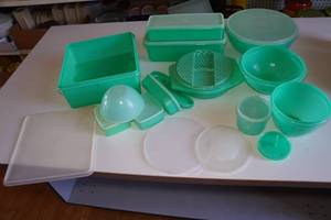 lot 567 image: Vintage Tupperware