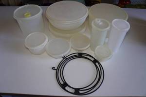 lot 568 image: Vintage Tupperware