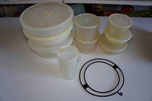 lot 572 image: Vintage Tupperware