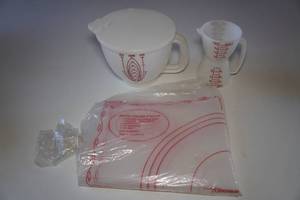 lot 579 image: Tupperware Measuring Cups