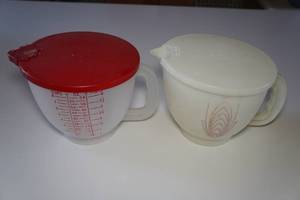 lot 578 image: Tupperware Measuring Cups