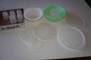 lot 585 image: Vintage Tupperware
