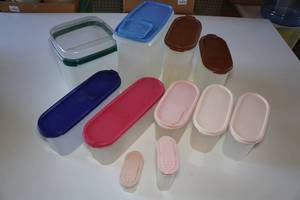 lot 587 image: Vintage Tupperware