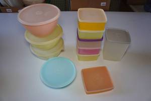lot 596 image: Vintage Tupperware