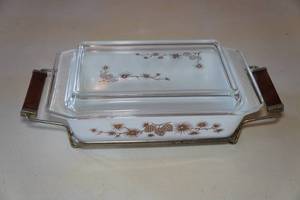 lot 639 image: Vintage Pyrex Dish