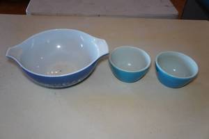 lot 640 image: Vintage Pyrex Bowls