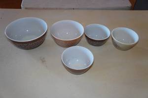 lot 641 image: Vintage Pyrex Bowls
