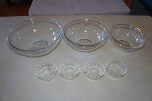 lot 642 image: Pyrex Glass Mixing Bowls