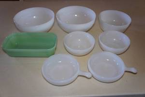 lot 643 image: Vintage Glasbake Bowls