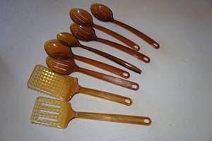 lot 654 image: Vintage Ultratemp Plastic Kitchen Utensils