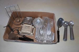lot 653 image: Assorted Kitchen - Juicer, Pizza Cutter, Egg Slicers