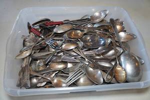 lot 665 image: Silver Plated Flatware - 23 Lbs