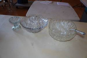 lot 675 image: Vintage Glass Punch Bowls and Candy Dish