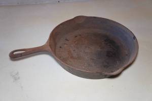 lot 685 image: Vintage Griswold Cast Iron Skillet