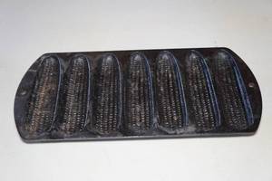 lot 686 image: Vintage Lodge Cast Iron Corn Bread Pan