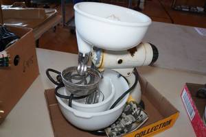 lot 677 image: Vintage Sunbeam MixerJuicer