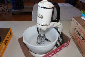 lot 678 image: Vintage GE Mixer