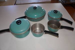 lot 681 image: Vintage Club Pots and Pans Set