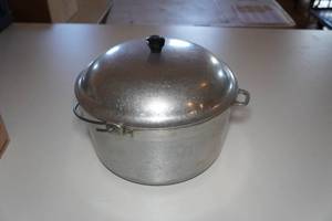 lot 682 image: Vintage Household Institute Pot with Lid