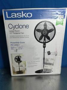lot 42 image: Lasko Cyclone Large Room 18 Pedestal Fan.