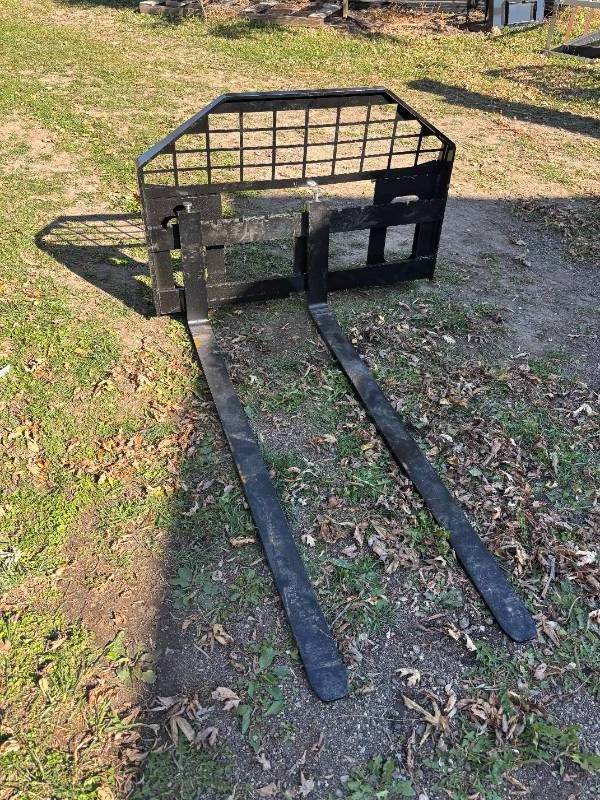 lot 4395 image: FUTURE Skid Steer Forks (FT-DHC)