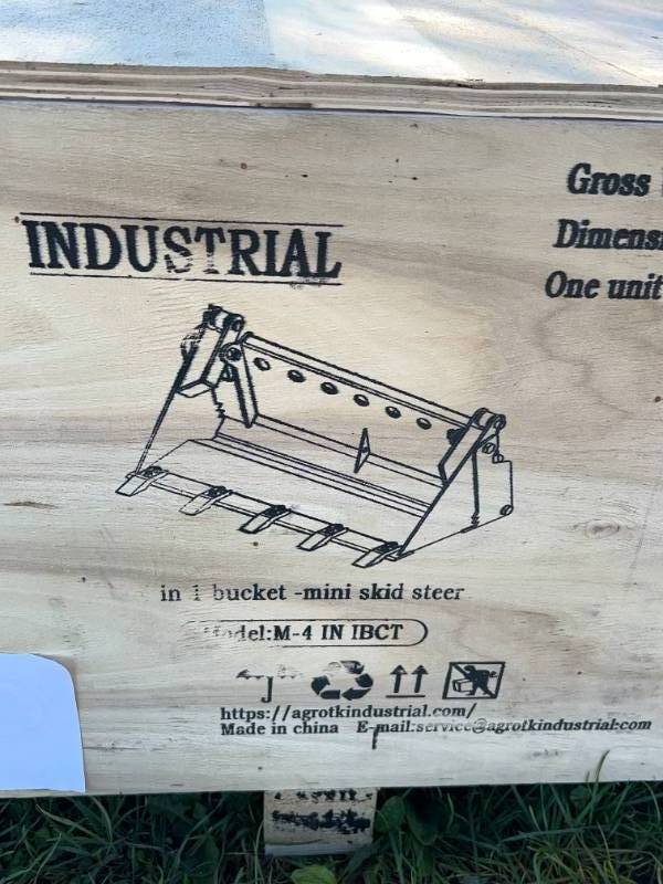 lot 5119 image: AGT Mini Skid Steer Bucket (M-4IN1BCT)