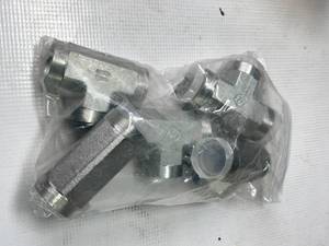 lot 10235 image: Hydraulic Tee Fittings