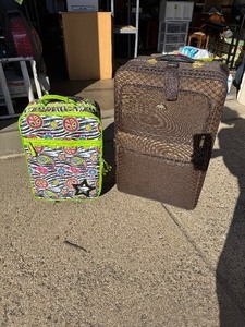 lot 7 image: Lot of (2) Suit Cases