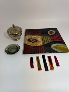 lot 19 image: Lot of Unique Glass Items